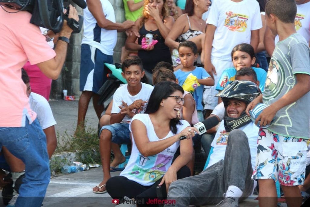 Nara Rodrigues em reportagem sobre carrinho de rolemã