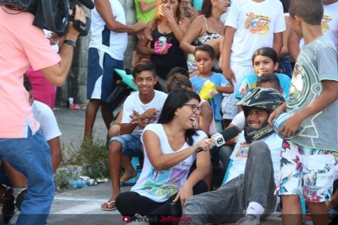 Nara Rodrigues em reportagem sobre carrinho de rolemã