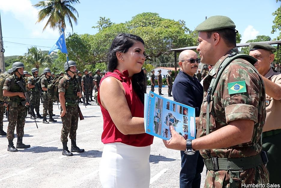 7º Batalhão de Engenharia e Combate do Exército Brasileiro concede a Nara Rodrigues o diploma de Amigo do Batalhão